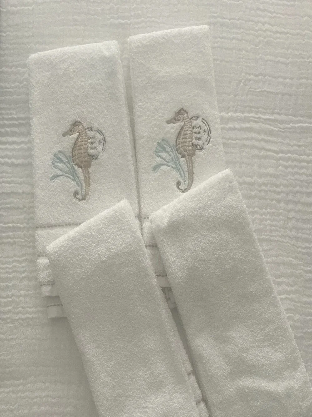 AVANTI HOME HAND TOWELS EMBROIDERED SEAHORSE DESIGN S/4 WHITE TAN NWOT COASTAL
